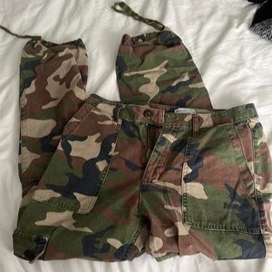 urban outfitters camo cargo pants size 4